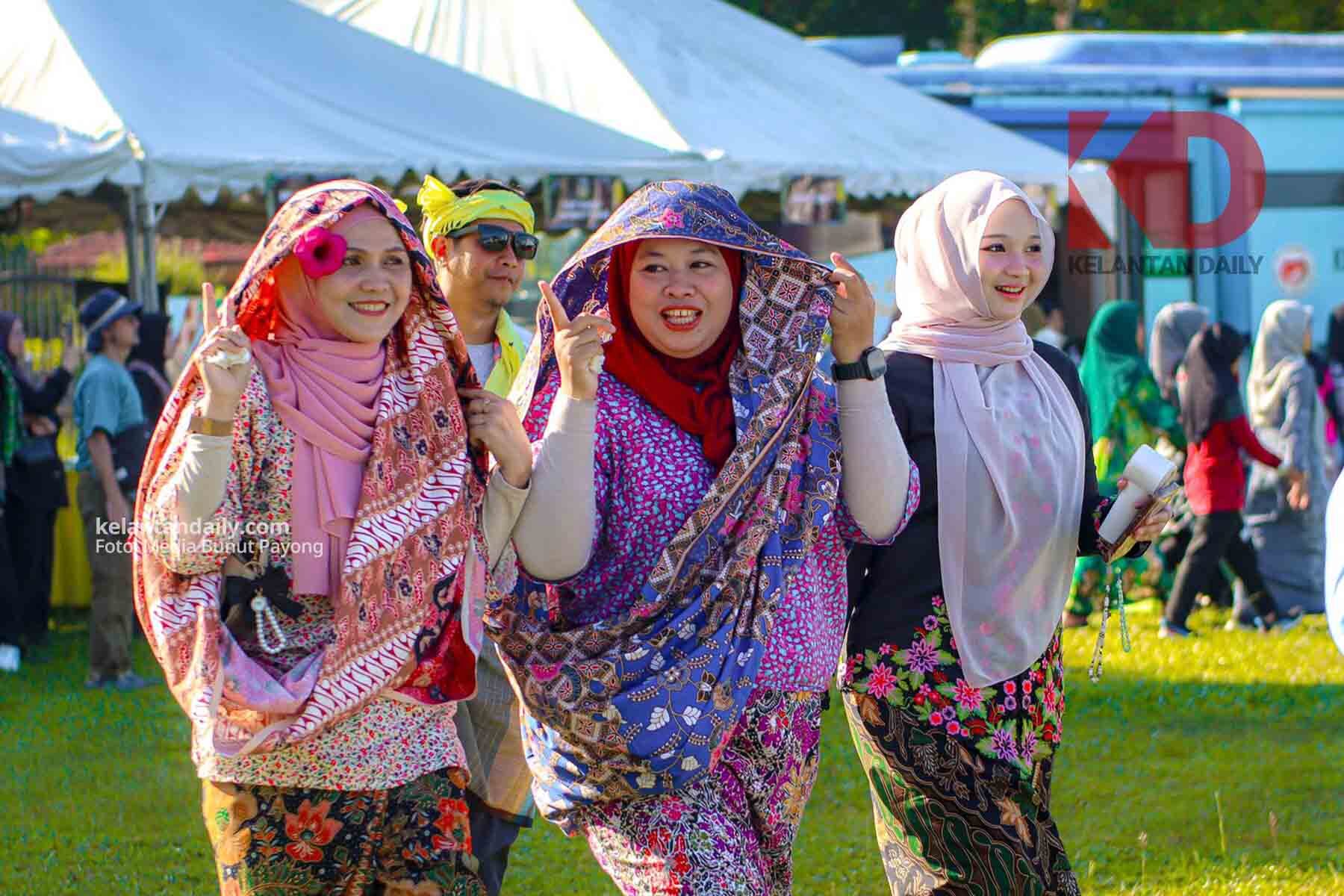 Karnival Cakna Rakyat Bunut Payong pakaian tradisional