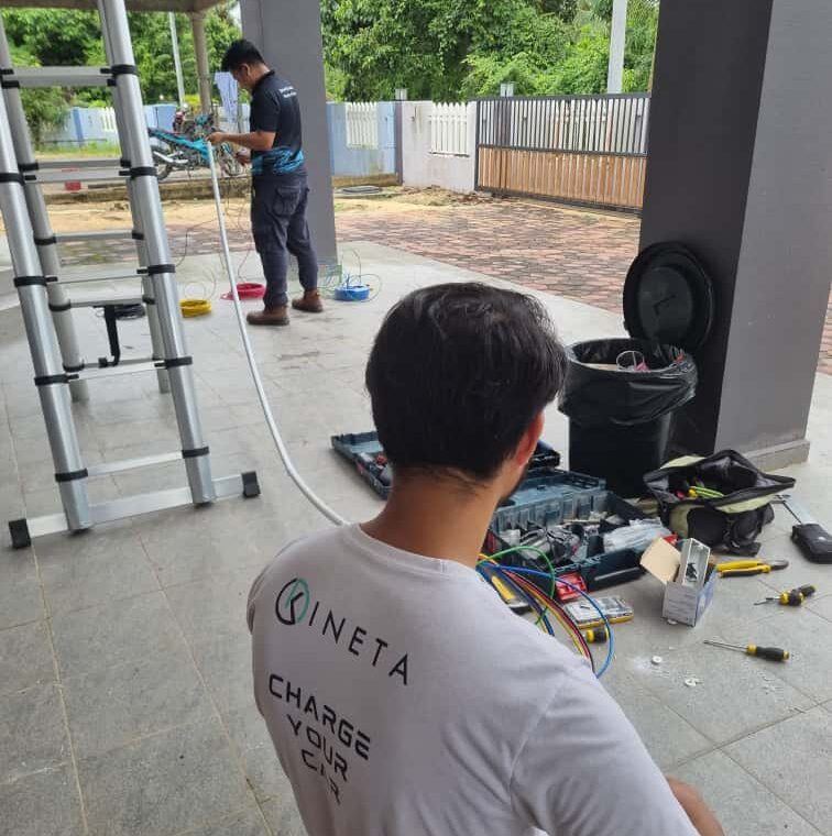 Kerja pemasangan oleh juruteknik Kineta