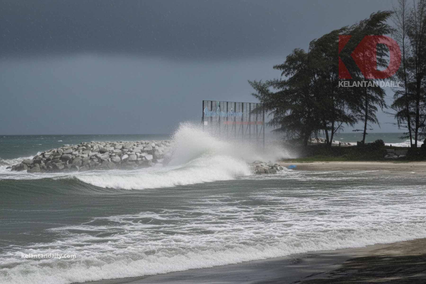 Pantai Irama Bachok hujan lebat ombak deras