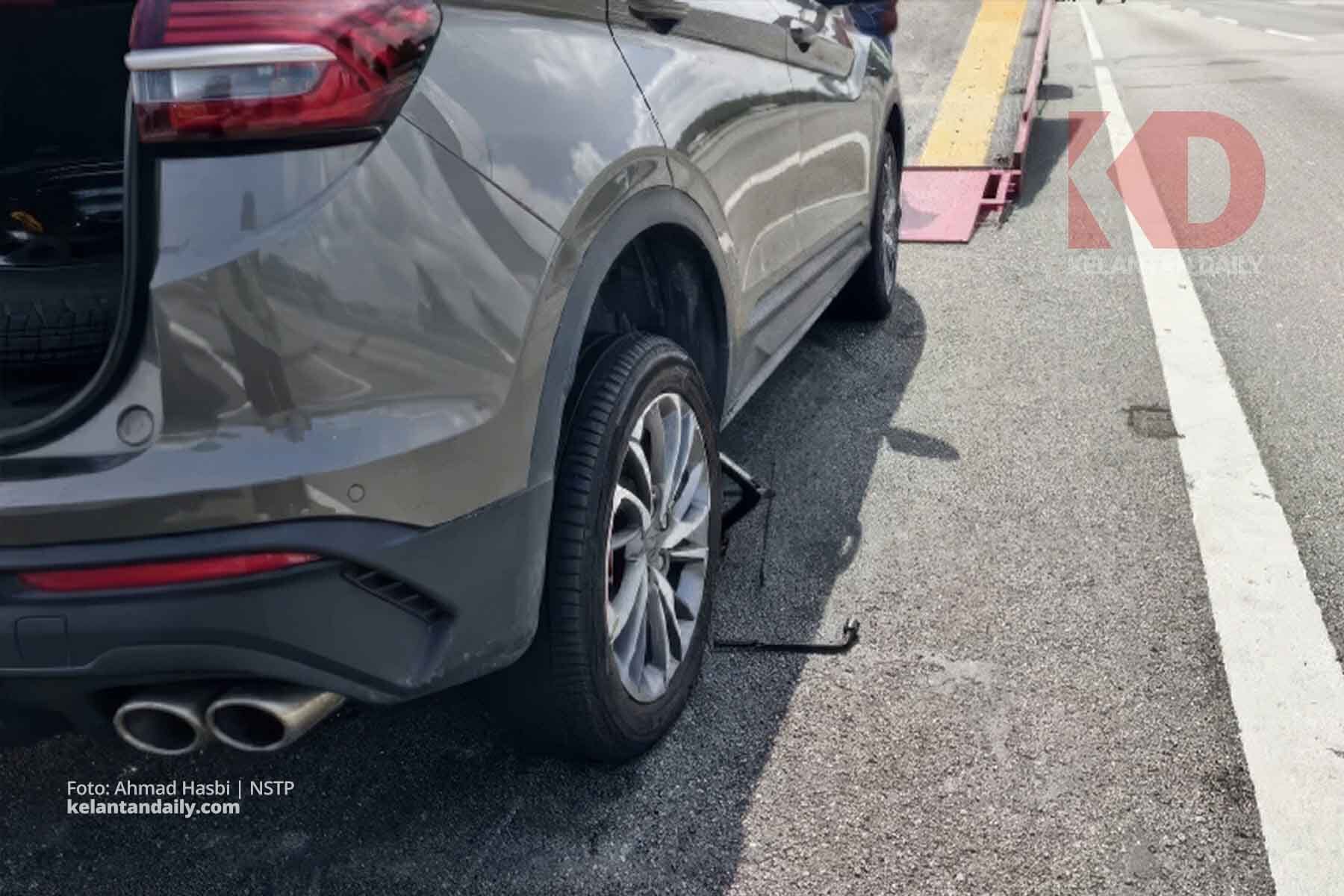Wanita maut dirempuh lori ketika tukar tayar di lorong kecemasan