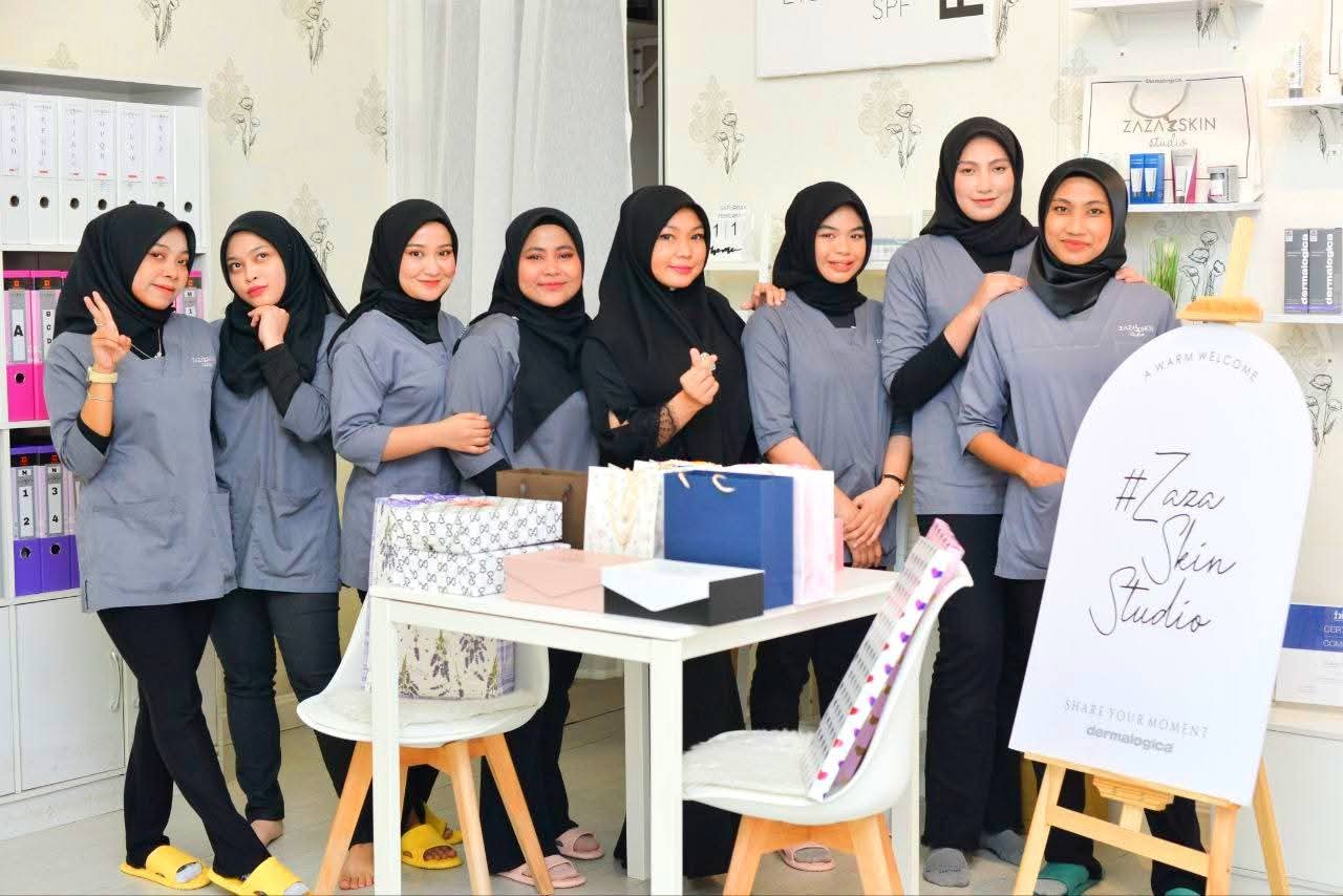therapist terlatih di pusat rawatan kulit Zaza Skin Studio Kelantan