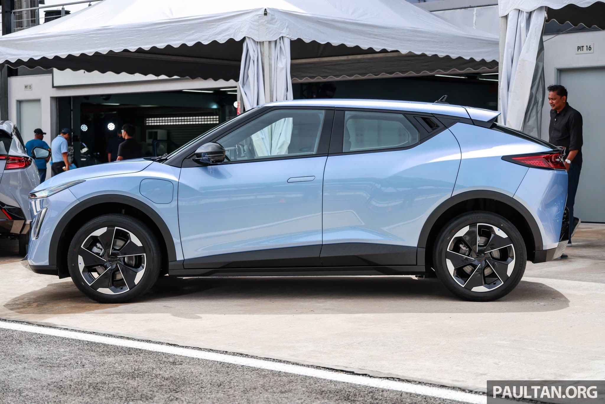 Pandangan sisi Perodua QV-E