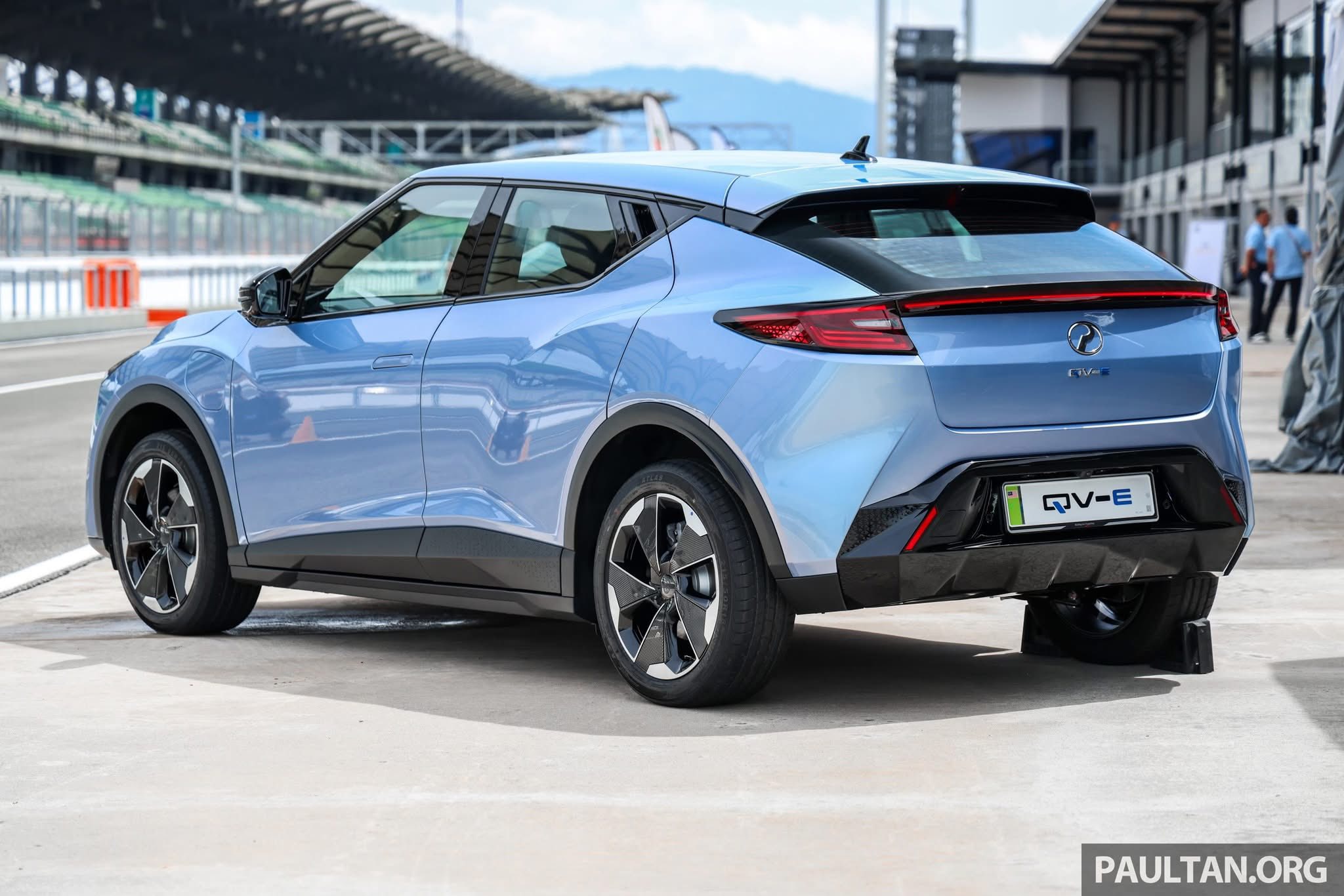 Pandangan belakang Perodua QV-E