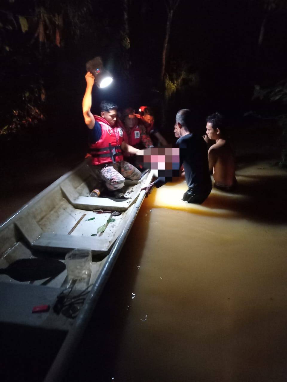 remaja lemas ketika menjala ikan