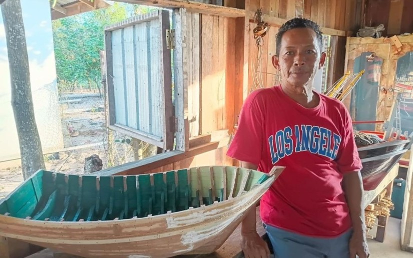 Pokku bersama model bot yang dihasiklannya