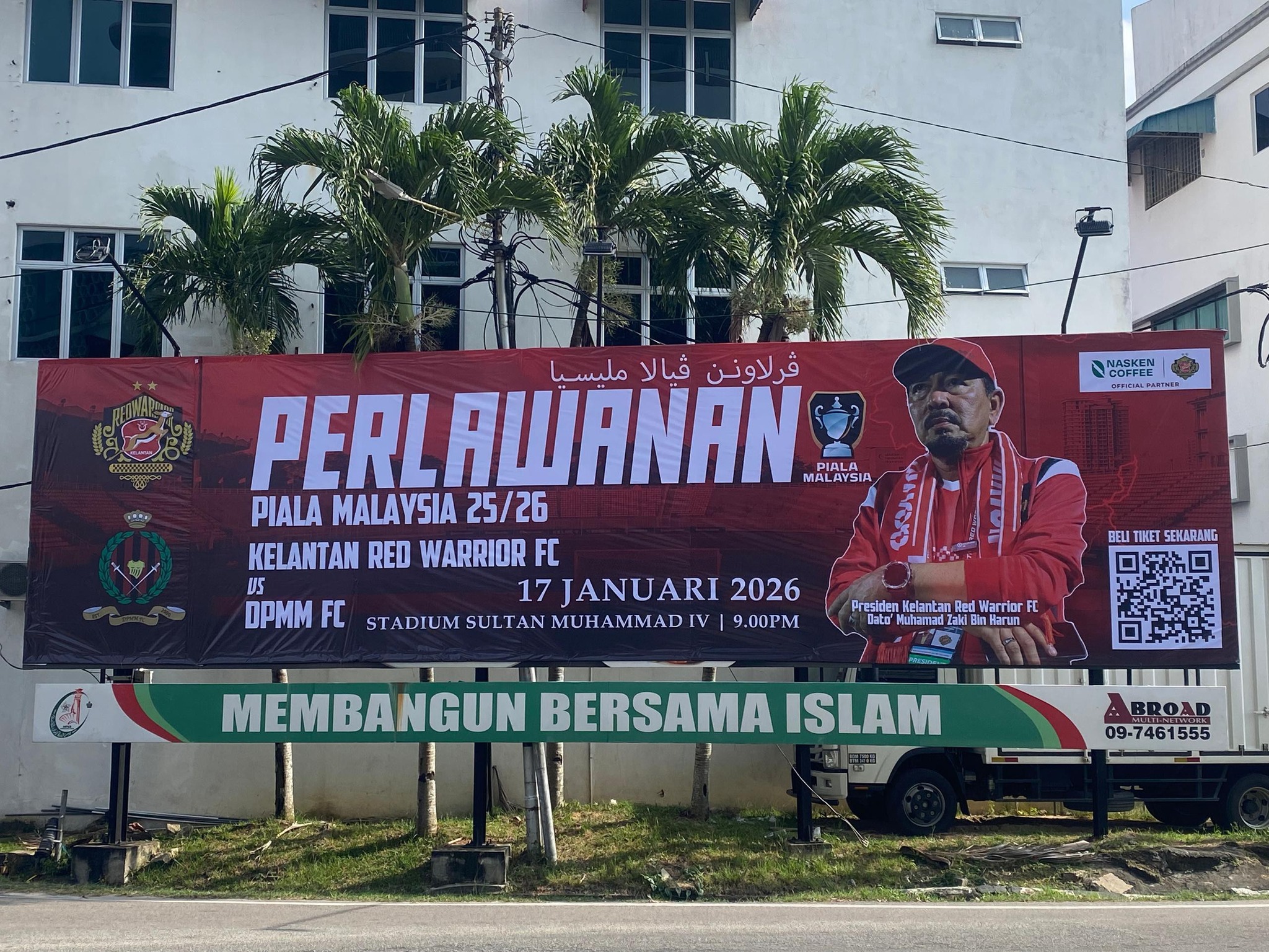 Papan iklan gergasi promo hari perlawanan Kelantan Red Warrior FC