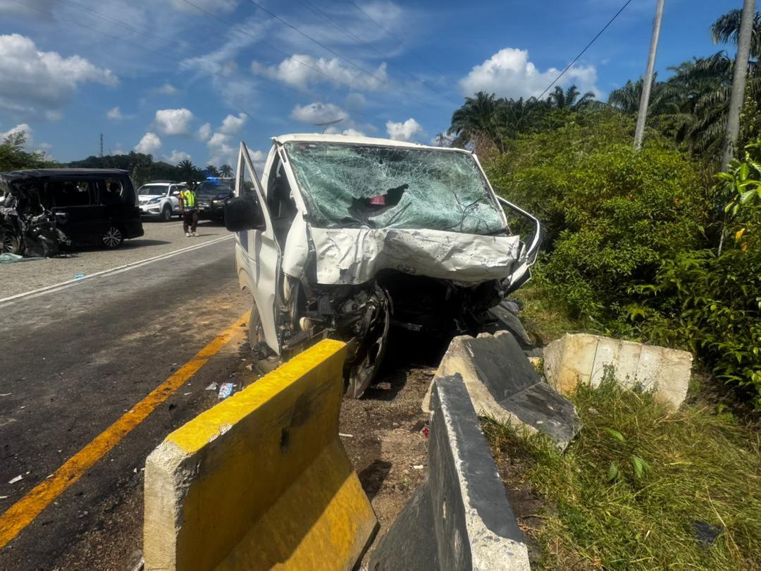 Van Toyota Hiace kemalangan Gua Musang