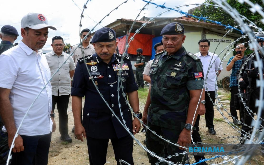 Ketua Polis Kelantan, Datuk Mohd Yusoff Mamat dan Komander Briged Tenggara PGA, SAC Ahmad Radzi Hussain