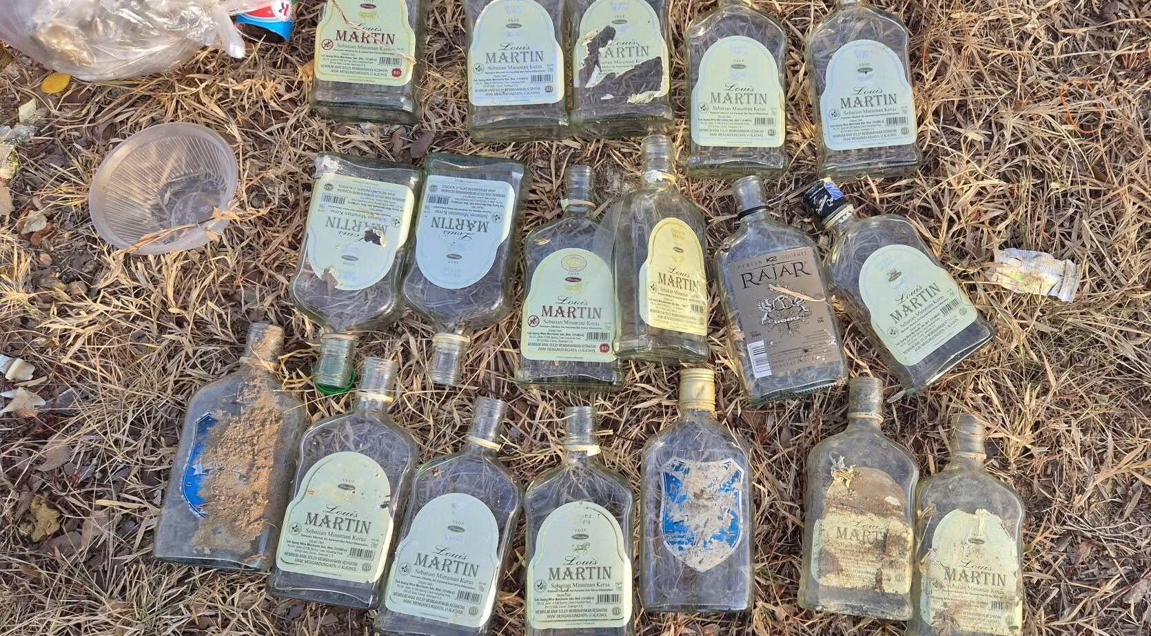 botol minuman keras yang ditinggalkan di kawasan lembah sireh