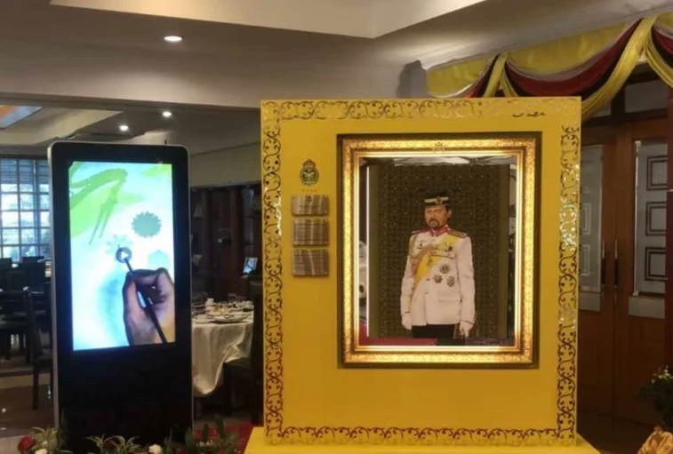 lukisan emas putera mahkota brunei