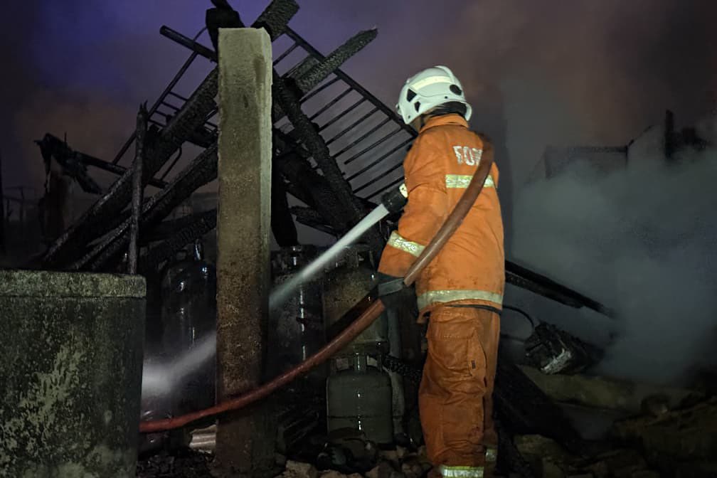 Bomba padam kebakaran rumah