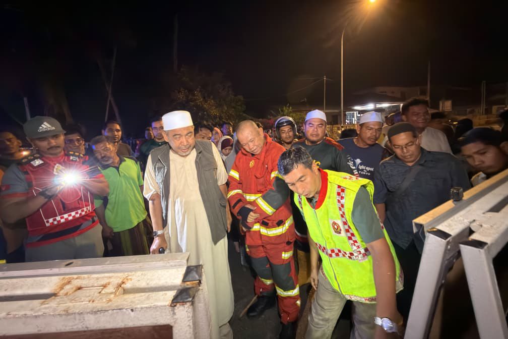Dr Izani melawat tempat kebakaran di Kedai Buloh