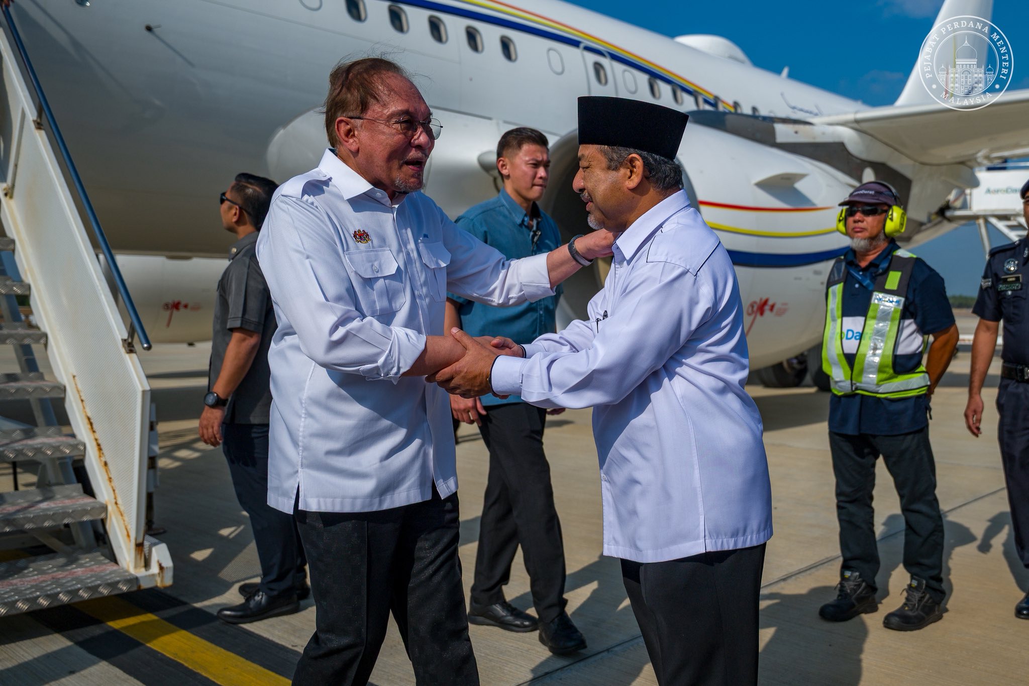 perdana menteri anwar ibrahim tiba di Kota Bharu disambut menteri besar Kelantan