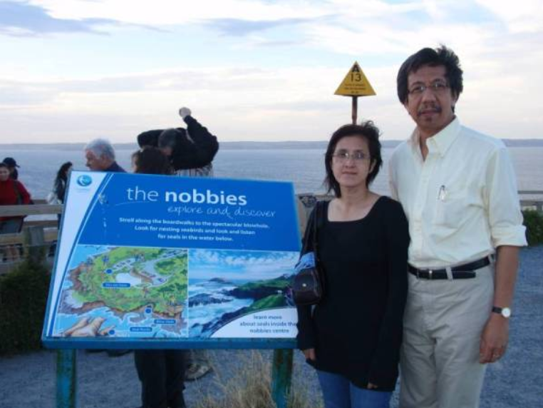 Kok Seong bersama isteri, Datin Chang Wai Leng ketika bercuti di pantai Melbourne, Australia pada tahun 2008.