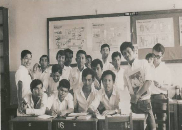 Kok Seong (dua dari kanan) bersama rakan-rakannya semasa di Tingkatan 5, Maktab Sultan Ismail, Kota Bharu pada tahun 1970.