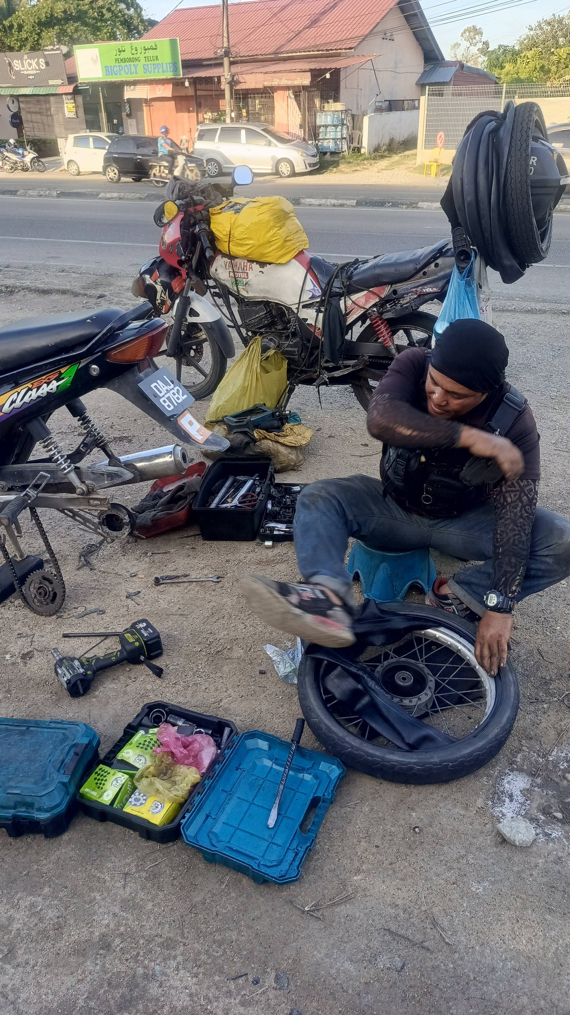 zaki motor tukar tiub motosikal bocor di Kota Bharu