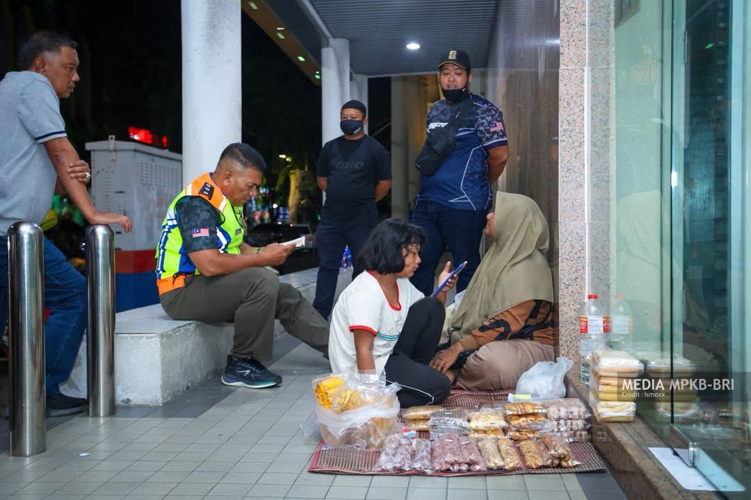 warga asing menjual kelepek di kaki lima kota bharu