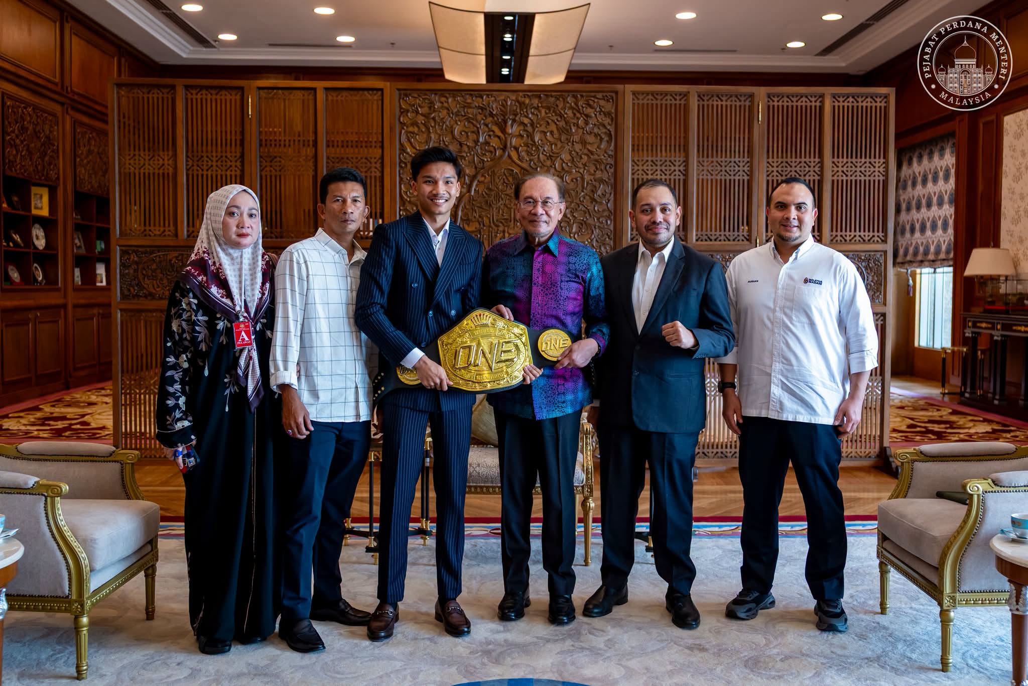 aliff rakib bersama ibu dan bapa bergambar bersama perdana menteri