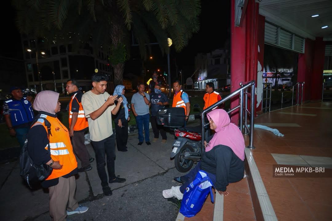 wanita warga emas dari thailand mengemis di kota bharu