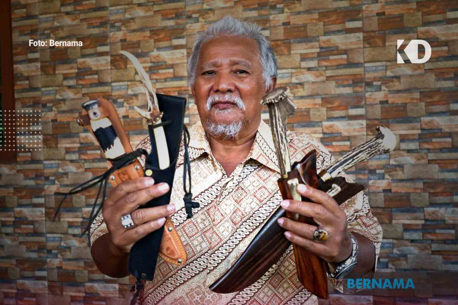 Golok Ukiran Kepala Burung Simbol Legasi Pertukangan Besi Kelantan