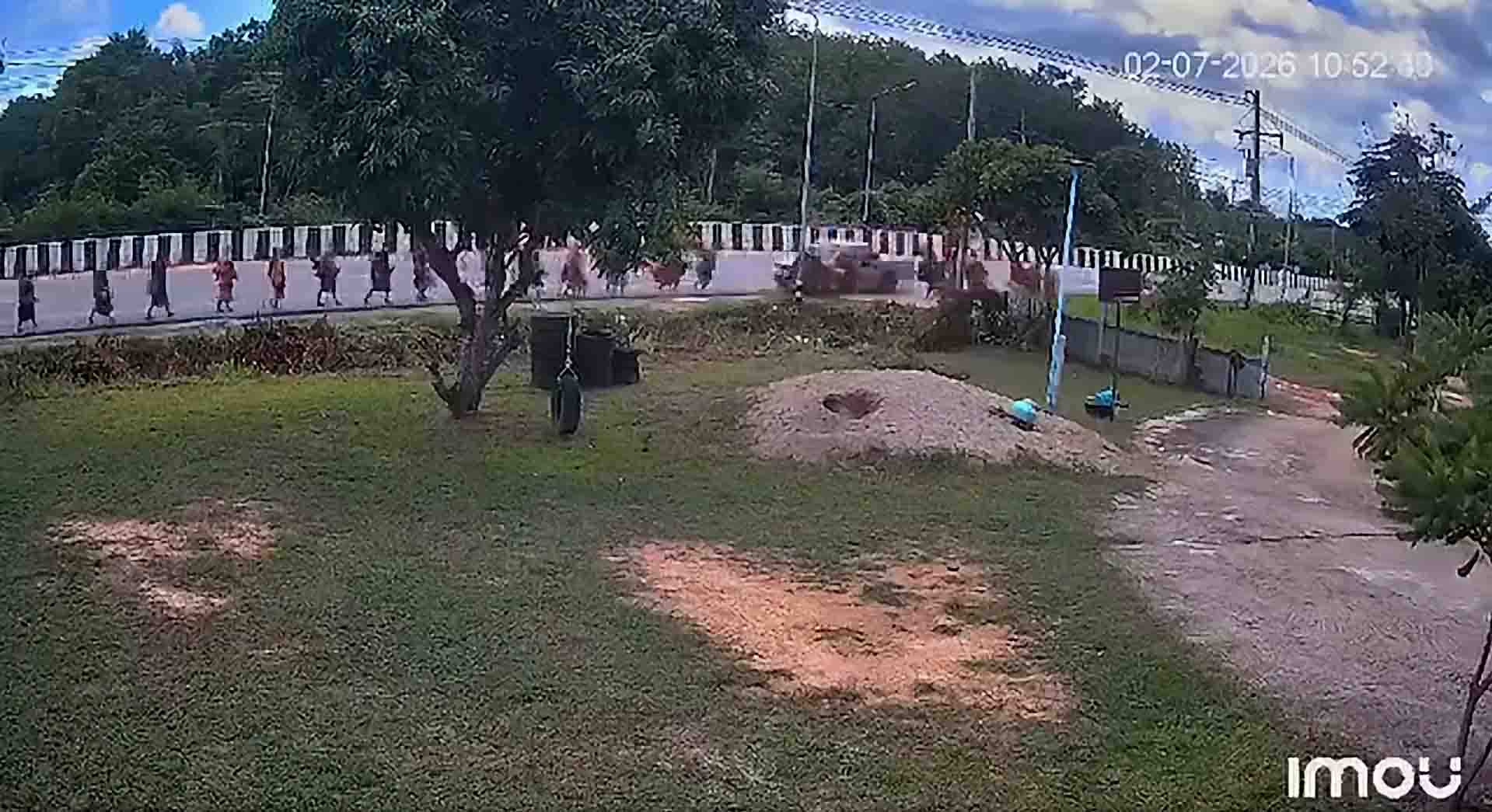 Kanak-Kanak 11 Tahun Pandu Trak Pikap, Lapan Sami Maut Dirempuh 4