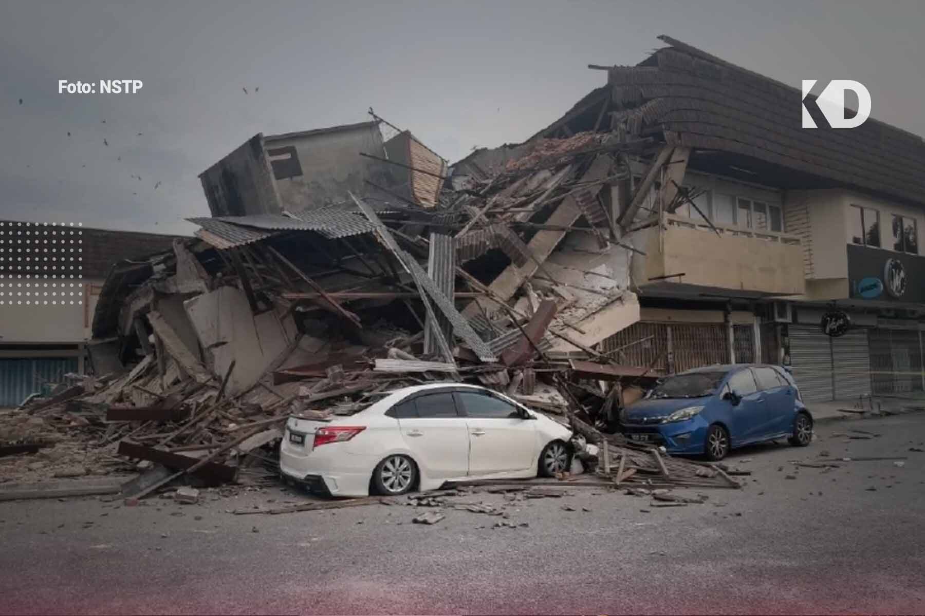 Rumah Kedai Sedang Diubah Suai Runtuh, Hempap Dua Kenderaan Di Melaka