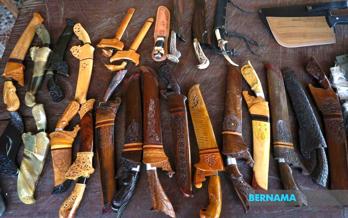 golok kepala burung