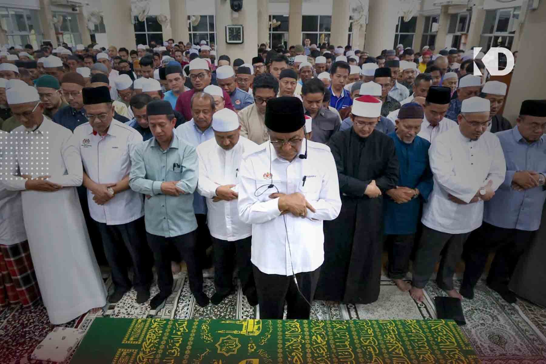 Menteri Kesihatan Imamkan Solat Jenazah Dr Ainul Baraah